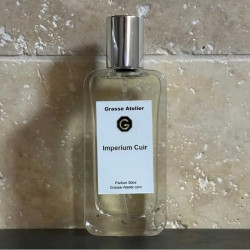 Imperium Cuir: un profumo di nicchia potente con note di Cuoio, Legno di Guaiaco e Ambra.