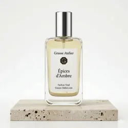 Parfum de niche, Cannelle, Noix de Muscade, Framboise, Santal, Labdanum, Vanille, Cèdre, Ambre.