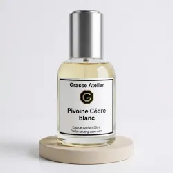 Eau de Parfum, Bergamote, Poivre rose, Pivoine, Rose, Muguet, Cèdre blanc, Musc, Ambre.