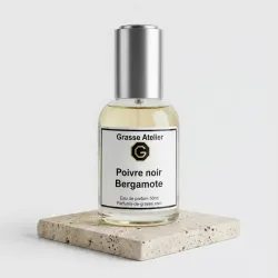 Eau de parfum, Bergamote, Pomme, Poivre Noir, Clou de Girofle, Cèdre, Vétiver, Ambre