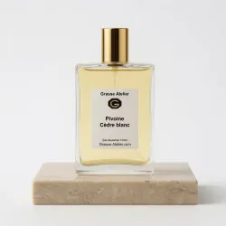 Eau de parfum Bergamote, Pomme verte, Baies roses, Jasmin, Rose, Pivoine, Cèdre Blanc, Musc blanc, Santal.