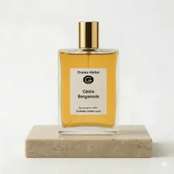 Eau de parfum Citron Vert, Menthe poivrée, Genièvre, Lavande, Gingembre, Vétiver, Fève Tonka, Cèdre, Bergamote.
