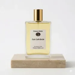 Eau de parfum Cardamome noire, Rhum, Baies roses, Café brûlé, Cuir fumé, Encens, Patchouli, Oud, Baume de Tolu, Vanille.